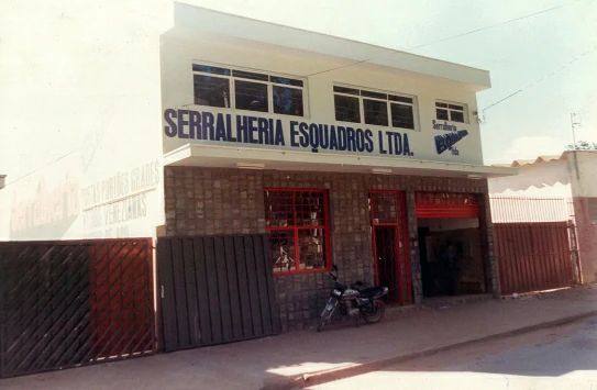 Imagem do barracão 1990 - Esquadros®