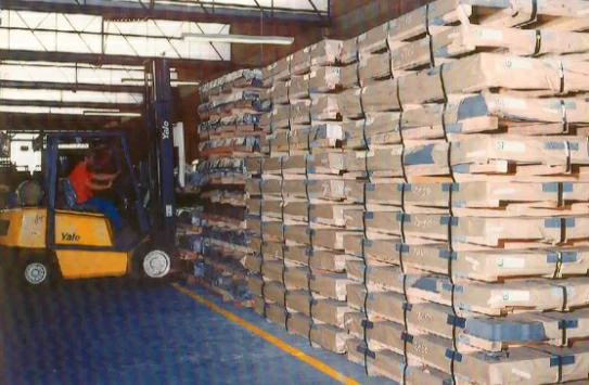 Imagem dos funcionarios trabalhando em 1996 - Esquadros®