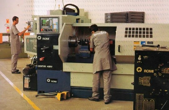 Imagem do equipamento ROMI em 1997 - Esquadros®