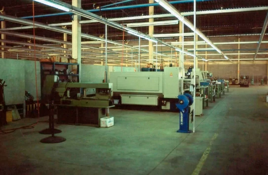 Imagem da linha de produção de 1998 - Esquadros®