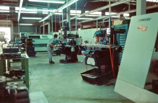 Quarta imagem da linha de produção de 1998 - Esquadros®