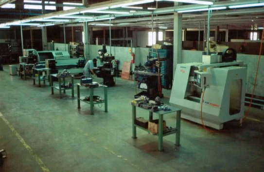 Quinta imagem da linha de produção de 1998 - Esquadros®