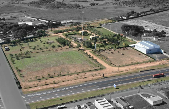 Segunda imagem do novo terreno em 2004 - Esquadros®